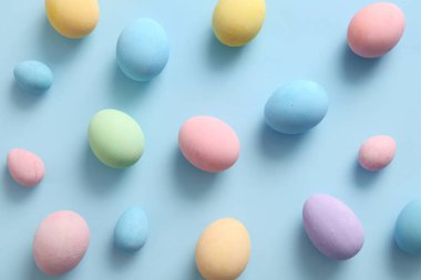 Mavi arka planda boyanmış paskalya yumurtaları