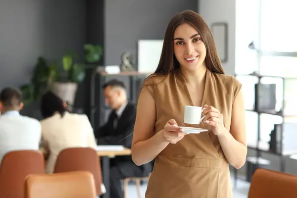 Üzletasszony Egy Csésze Kávéval Konferenciateremben — Stock Fotó