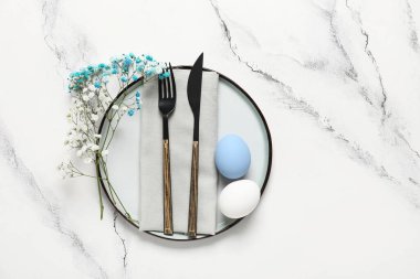 Paskalya için güzel bir masa. Beyaz grunge arka planda yumurtalar ve çiçekler.