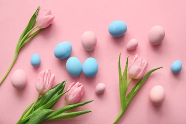 Pembe arka planda lale çiçekleriyle boyanmış Paskalya yumurtaları.