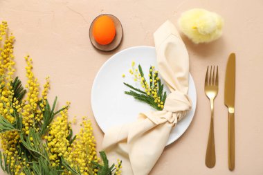 Bej arkaplanda Paskalya kutlaması için masa ayarları