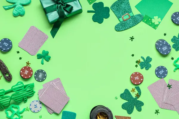 Rahmen Aus Pokerchips Karten Und Dekorationen Für Die Patrick Day — Stockfoto