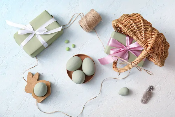 Ψάθινο Καλάθι Και Κουτιά Δώρων Ξύλινο Μπολ Βαμμένα Πασχαλινά Αυγά — Φωτογραφία Αρχείου