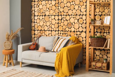 Rahat kanepesi, yastığı ve rafları olan bir çatı katı tarzı oturma odası.