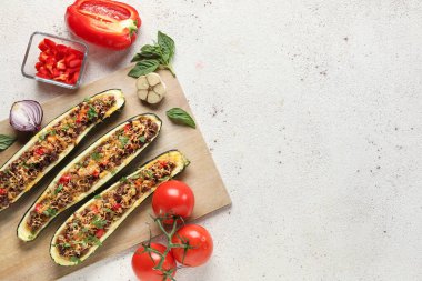 Kabak dolması etli tahta tahta tahta tahta ve hafif arka planda sebzeler