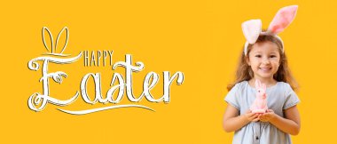 Paskalya bayrağı, küçük mutlu kız tavşan kulağı takıyor.