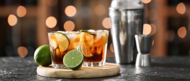 Masada bir bardak leziz Küba Libre kokteyli.