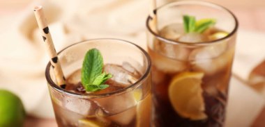 Masada soğuk Küba kokteyli, yakın plan.