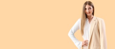 Bej arka planda, metin için yeri olan zarif genç iş kadını.