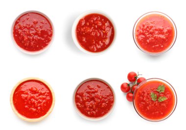 Lezzetli domates sosunun kolajı beyaz arka planda, üst tarafta.