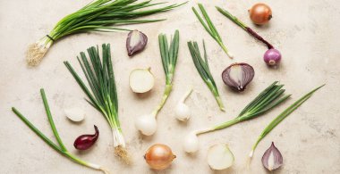 Grunge arka planında farklı soğan türleri