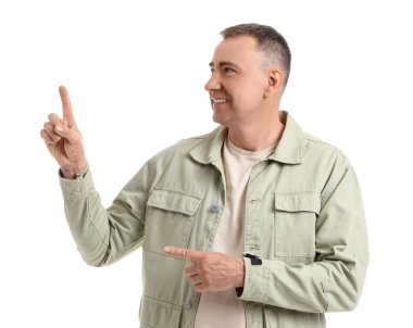 Olgun adam beyaz arka plandaki bir şeyi işaret ediyor.