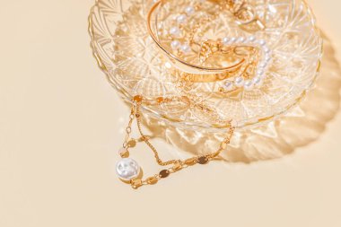 Bej arka planda farklı güzel bilezikleri olan bir daire.