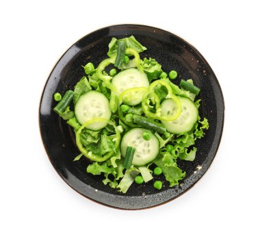 Beyaz arka planda lezzetli sebze salatası.