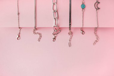 Pembe arka planda birçok farklı tarz bilezikler