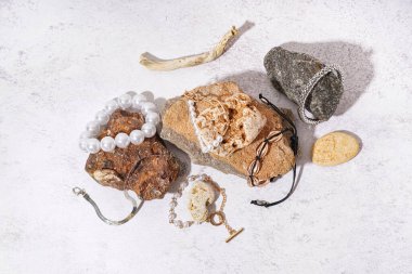 Grunge beyaz arka planda farklı stil bilezikleri olan taşlar