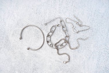 Grunge Blue arka planında bir sürü farklı tarz gümüş bilezikler