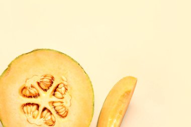 Turuncu arka planda tatlı kavun kes