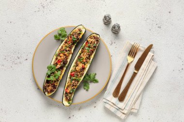 Açık arkaplanda içi kabak dolu et dolu tekneler.