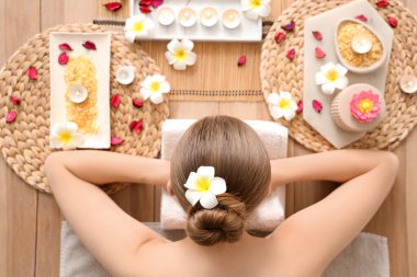 Spa salonunda dinlenen güzel genç kadın, üst görünümü