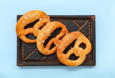 Mavi arka planda yumuşak krakerleri olan ahşap tahta tahta.