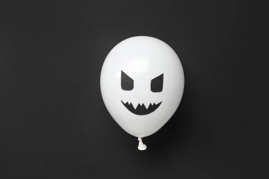 Siyah arka planda komik Cadılar Bayramı beyaz balonu