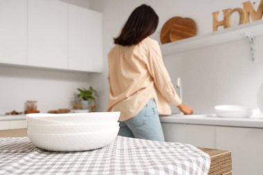 Mutfak temiz yemekleri ile güzel genç kadın