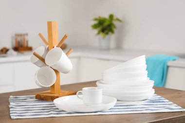 Mutfaktaki masada farklı temiz tabaklar var.