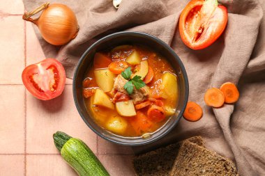 Lezzetli biftek güveci ve pembe fayanslı malzemelerle siyah kase.