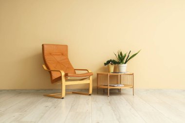 Oturma odasının içinde koltuk ve masa var.