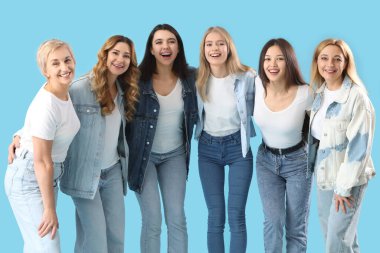 Mavi arka planda farklı yaşlarda güzel kadınlar.