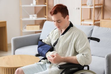 Evdeki tekerlekli sandalyede yaralanan genç adam kaza sonucu yaralandı.