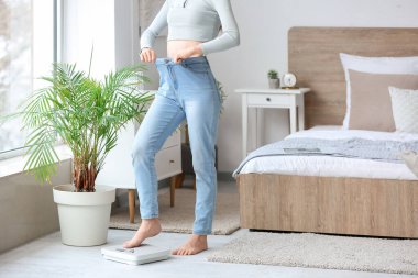 Evde bol kotlu genç bir kadın var. Diyet kavramı