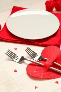 Beyaz ahşap arka planda kalpleri olan Sevgililer Günü için güzel bir masa.
