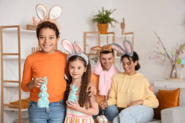 Paskalya tavşanlı küçük çocuklar ve aileleri evde