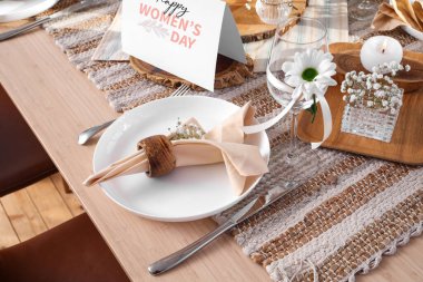 Uluslararası Kadınlar Günü kutlamaları için servis edilen yemek masası, yakın çekim