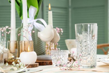 Uluslararası Kadınlar Günü kutlamaları için çigila çiçekli güzel bir masa.