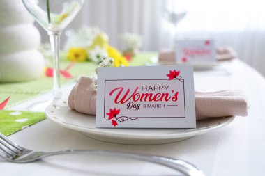 Uluslararası Kadınlar Günü kutlamaları için tebrik kartı ile basit masa ayarı.
