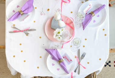 Uluslararası Kadınlar Günü kutlamaları için şık bir masa.