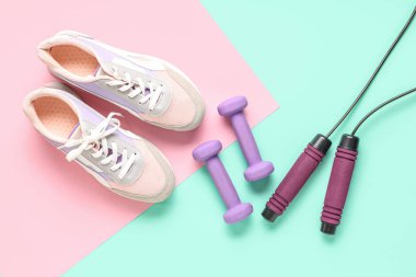 Bir çift ayakkabı, halterler ve renk arkaplanda ip atlamak