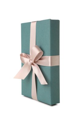 Beyaz arka planda pembe fiyonklu mavi hediye kutusu. Uluslararası Kadınlar Günü