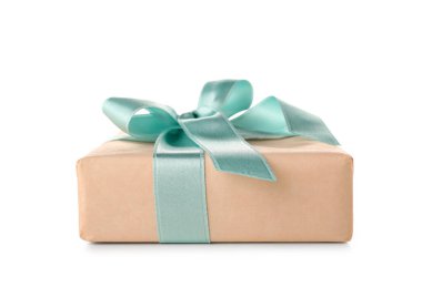 Beyaz arka planda mavi fiyonklu hediye kutusu. Uluslararası Kadınlar Günü