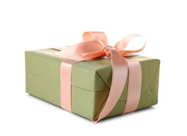 Beyaz arka planda pembe fiyonklu yeşil hediye kutusu. Uluslararası Kadınlar Günü