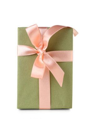 Beyaz arka planda pembe fiyonklu yeşil hediye kutusu. Uluslararası Kadınlar Günü