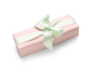 Beyaz arka planda pembe hediye kutusu. Uluslararası Kadınlar Günü