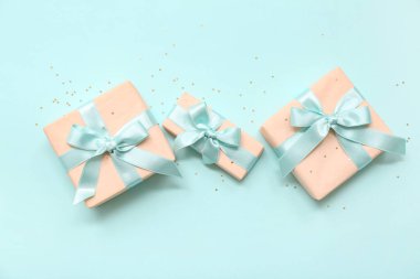 Mavi arka planda hediye kutuları. Uluslararası Kadınlar Günü