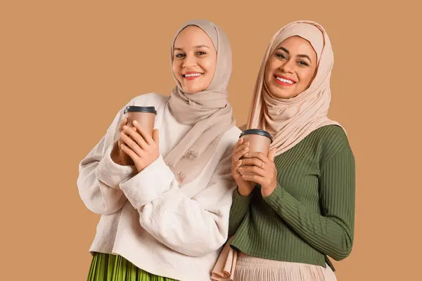 배경에 커피의 히잡에 무슬림 — 스톡 사진