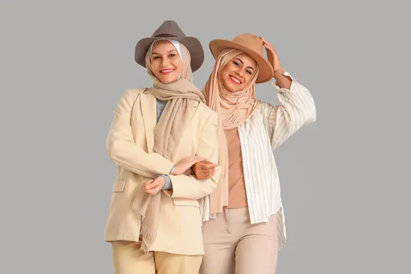 배경에 모자와 히잡에 무슬림 — 스톡 사진