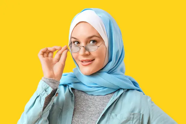 노란색 배경에 선글라스와 히잡에 무슬림 — 스톡 사진