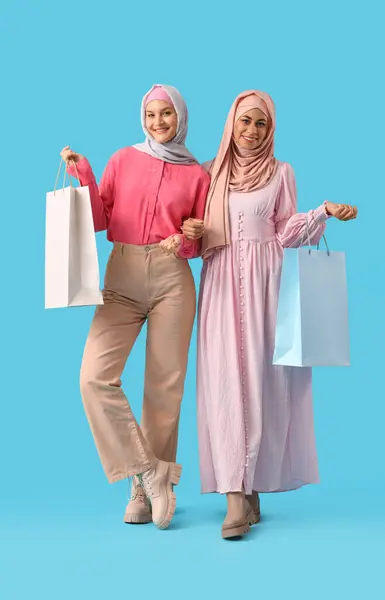 파란색 배경에 가방과 히잡에 무슬림 — 스톡 사진